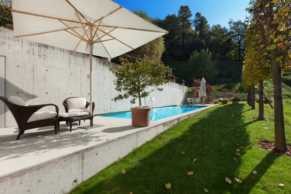 Hus, vacker terrass med pool — Stockfoto