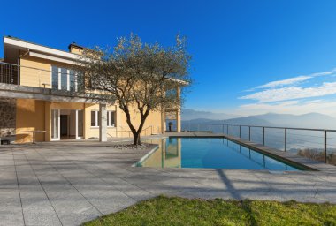 Havuzlu modern bina