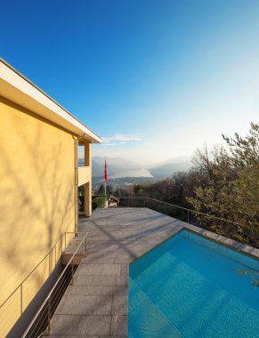 Havuzlu modern bina