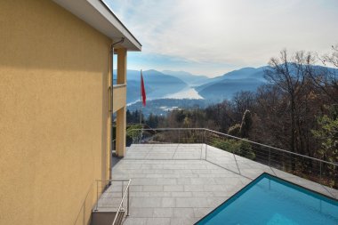 havuzu ile bina sarı