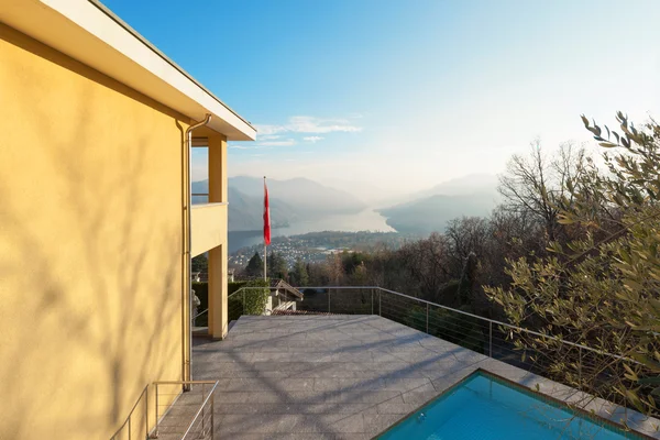 Moderno edificio con piscina — Foto de Stock