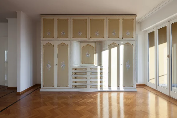 Intérieur, chambre vide avec placard d'époque — Photo