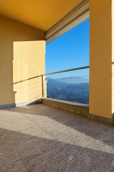 Terrasse eines modernen Gebäudes — Stockfoto