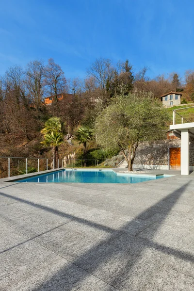 Terraço com piscina — Fotografia de Stock