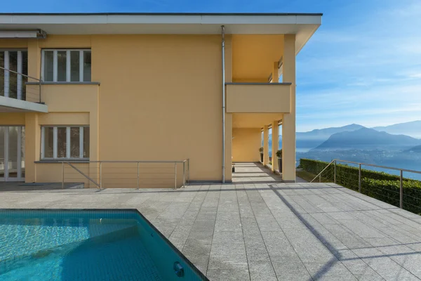 Modernes Gebäude mit Pool — Stockfoto