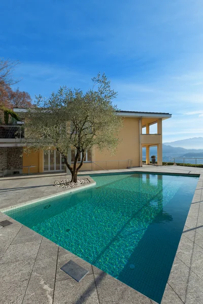 Moderno edificio con piscina — Foto de Stock