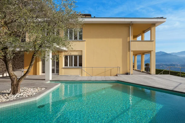 Modernes Gebäude mit Pool — Stockfoto