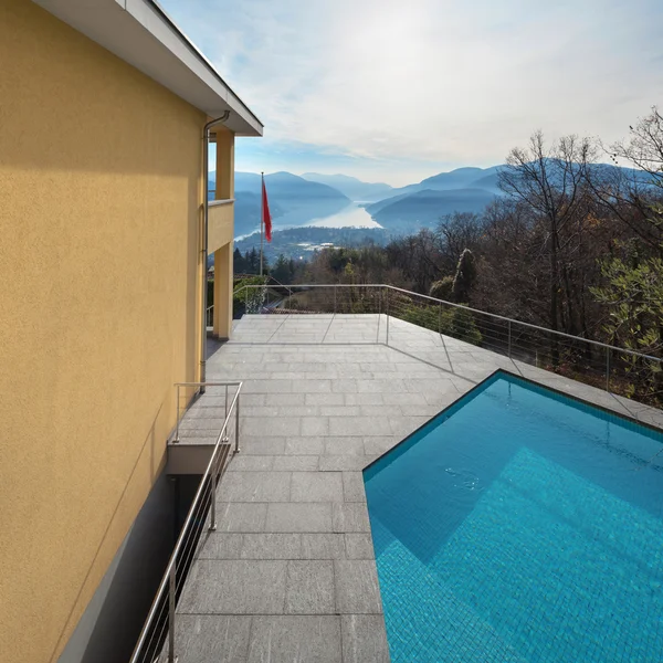 Edificio amarillo con piscina — Foto de Stock