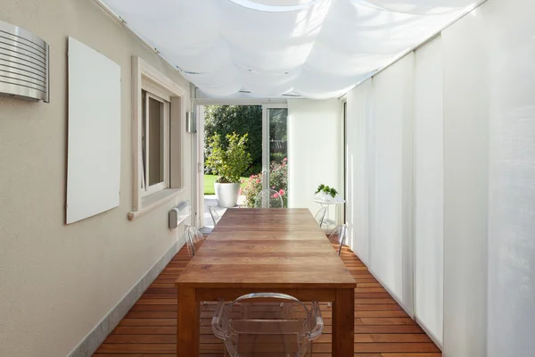 Casa, terraza con mesa de madera — Foto de Stock