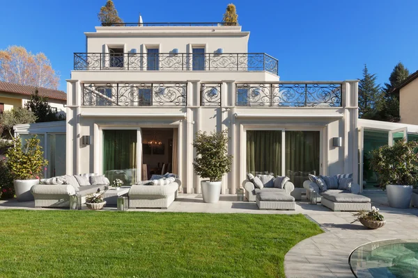 Bela casa com piscina — Fotografia de Stock