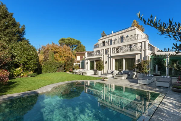 Vackert hus med pool — Stockfoto