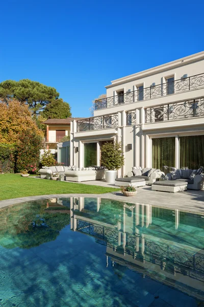 Bela casa com piscina — Fotografia de Stock