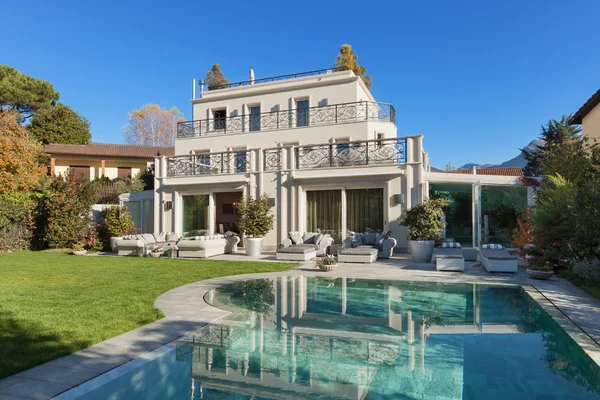 Bela casa com piscina — Fotografia de Stock