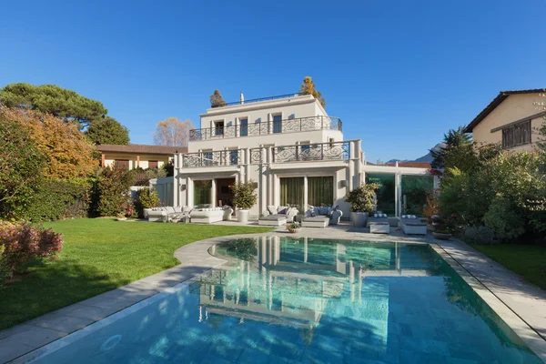 Hermosa casa con piscina —  Fotos de Stock