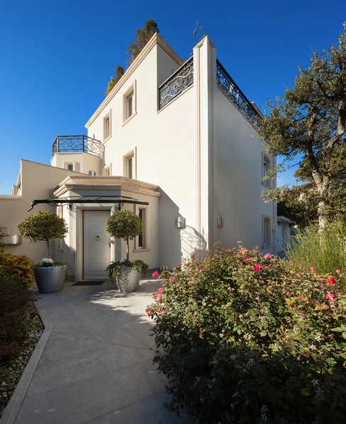 Casa de luxo, fachada — Fotografia de Stock