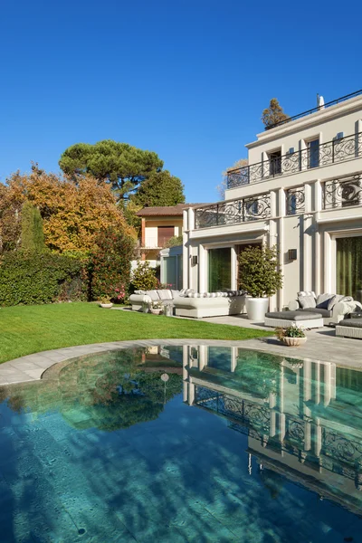 Bela casa com piscina — Fotografia de Stock