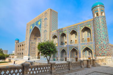 Medrese Sher-Dor Registan Meydanı, bir yandan görünüm