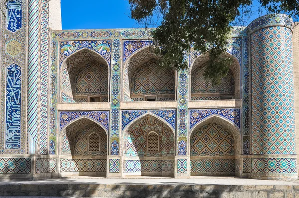 Cami duvarına geleneksel Özbek süsleme