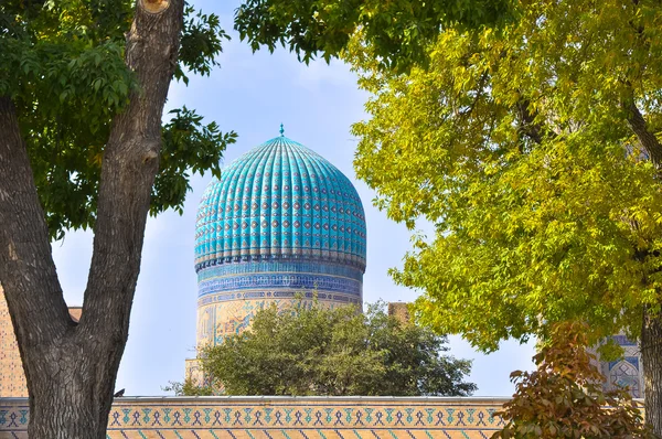 Sonbahar ağaçları ile çerçeveli geleneksel Özbek kubbe — Stok fotoğraf