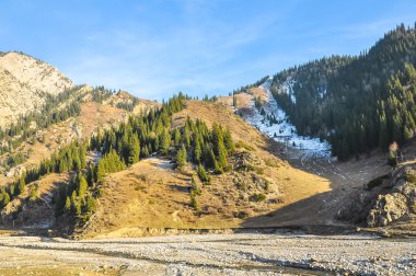 Sonbahar dağlarında ilk kar