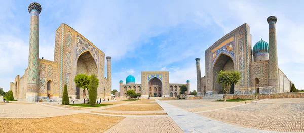 Panoráma Registan tér három főként vallási intézményekben Szamarkand — Stock Fotó