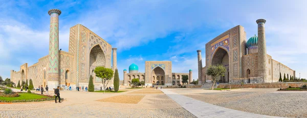 Panorama famosa Plaza de Registán en la antigua ciudad de Samarcanda — Foto de Stock