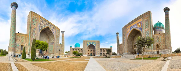 A három főként vallási intézményekben a Registan tér Szamarkand homlokzatáról — Stock Fotó