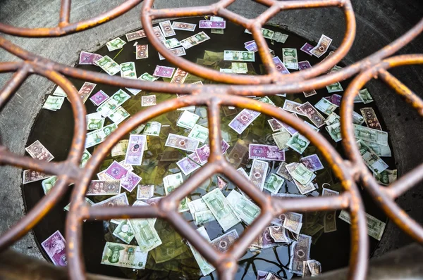 Banknoten, die zum Glück im Wasser liegen gelassen wurden — Stockfoto