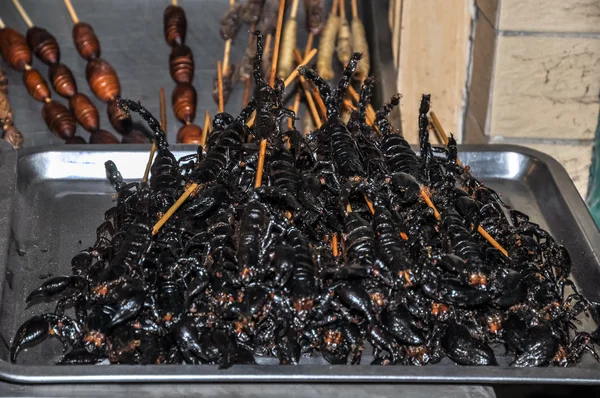 Kuchnia Azjatycka. Skorpiony smażone czarny na szaszłyki — Zdjęcie stockowe