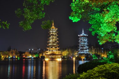 Güneş ve ay pagodadan doğal görünümünü