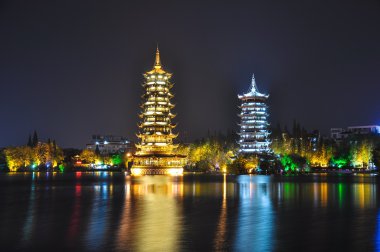 Guilin. Güneş ve ay pagodadan geceleri