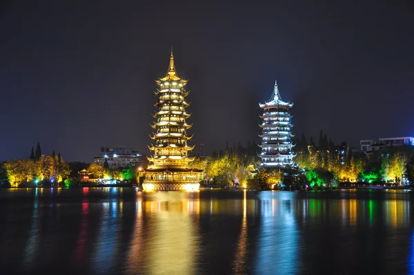 Guilin. Pagodas de Sol y Luna por la noche — Foto de Stock