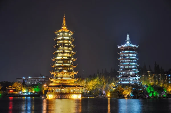 Guilin. Güneş ve ay göle pagodadan