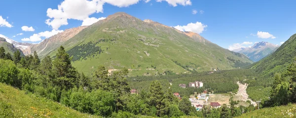 Panorama. Bir dağ vadi küçük yerleşim