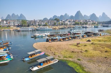 Birçok tekne ve sallar Yangshuo Nehri üzerinde