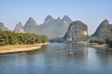 Nehri kıyısında pitoresk dağlar arka plan üzerinde