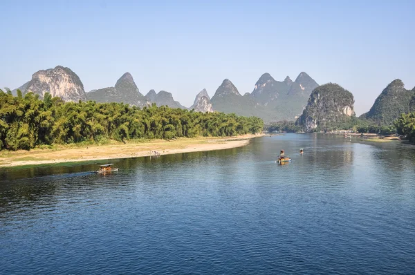 Bambu ormanı, sakin nehir ve doğal dağlar