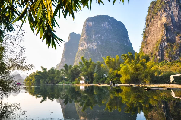 Şaşırtıcı kayalar ve nehre yansıyan bambu ormanı