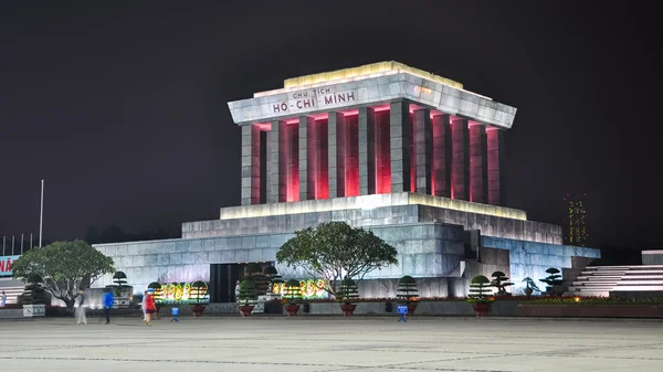 Ho Chi Minh Mausoleum gece görünümü