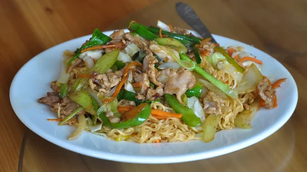 Comida vietnamita clásica - fideos con carne y verduras — Foto de Stock