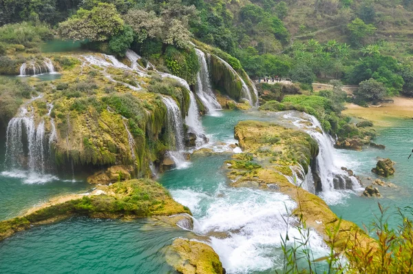 Hızlı bir nehir üzerinde şelaleler güzel çağlayan