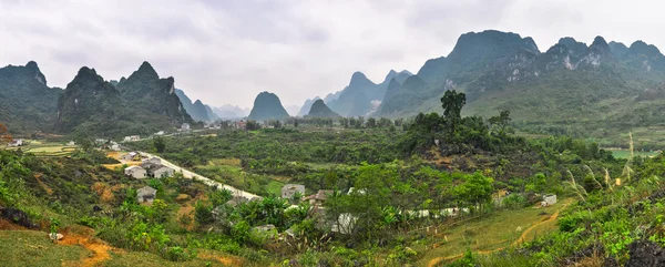 Vietnami tartományok. Panoráma a hegyi falu — Stock Fotó