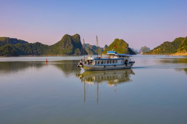Halong Bay Adaları arasında turist tekne
