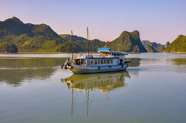 Banliyö gemi Halong Bay Adaları arasında