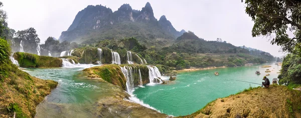 Bondzhuk、北ベトナムのカスケード滝のパノラマ ストック画像