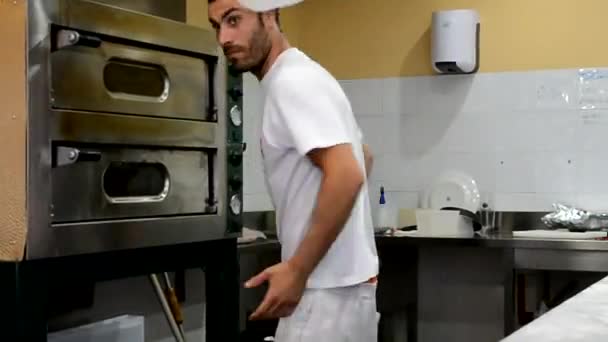 Baker προετοιμάζει τη ζύμη για πίτσα — Αρχείο Βίντεο