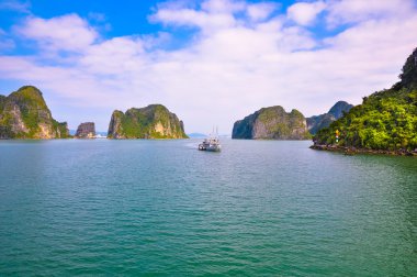 Halong Bay Adaları arasında yelken tekne turizm