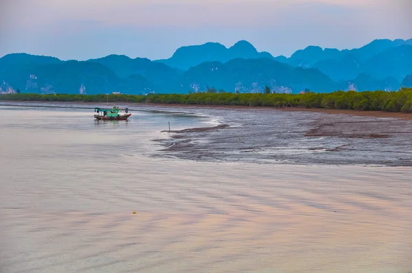 Düşük gelgit sırasında ada koyunda tekne