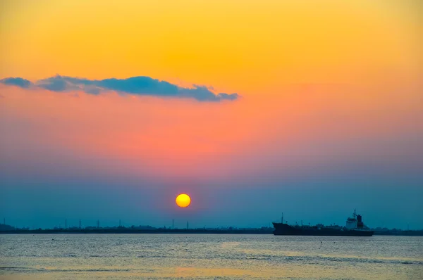 大工业船在海上日落背景 — 图库照片