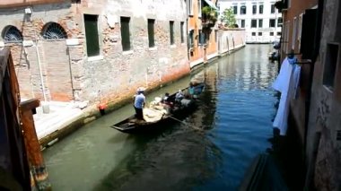 Gondolcu bir gondol turist taşıdığının